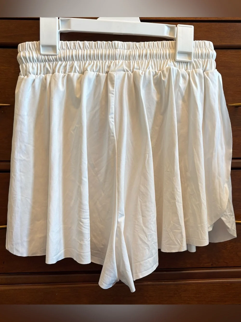 Love Tree Women's Juniors High Rise Flowy Shorts in white Small